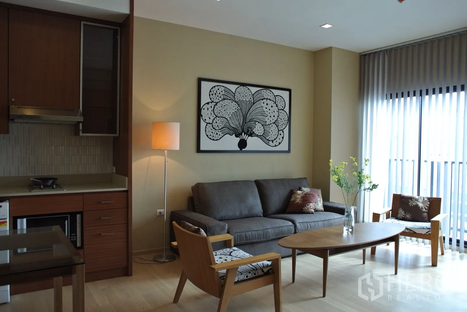 คอนโด ให้เช่าในWatthana, Bangkok - มุมนั่งเล่นโซฟาสีเทา โคมไฟตั้งพื้น ภาพตกแต่ง โต๊ะกลาง และประตูกระจกสูงจรดเพดานติดระเบียง