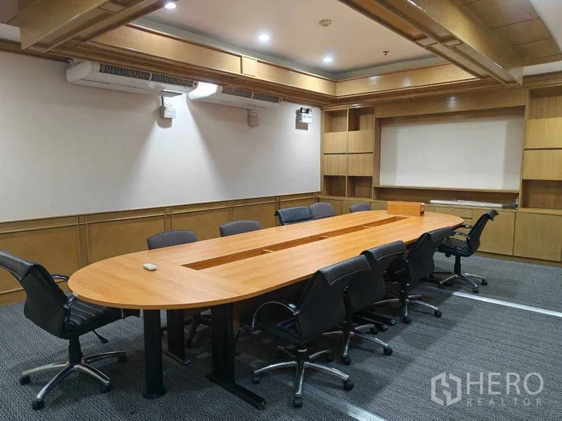 办公空间 出租在Din Daeng, Bangkok - 大会议室，椭圆长桌与墙挂空调。