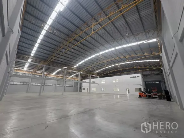 工厂 出租在Bang Phli, Samut Prakan - 仓库通视图，采光带下的夹层办公室区
