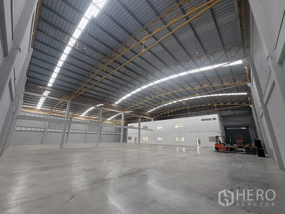 工厂 出租在Bang Phli, Samut Prakan - 仓库通视图，采光带下的夹层办公室区
