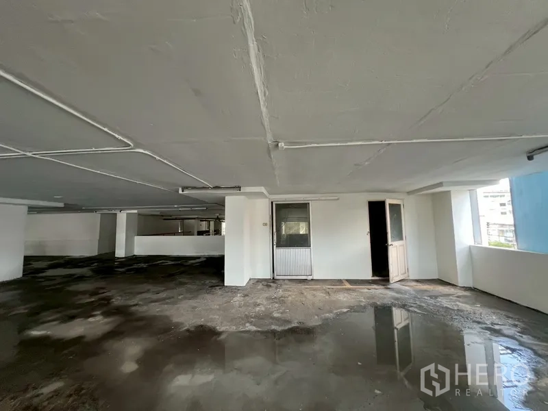 展厅 出租在Khlong Toei, Bangkok - 带窗的停车或仓储区，混凝土地面。