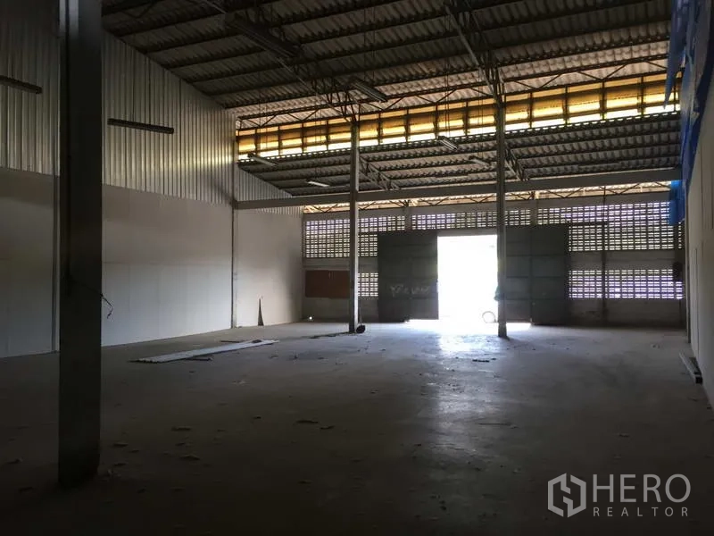 货栈 出租在Min Buri, Bangkok - 从室内望向大型推拉门，自然光照入，墙面设有通风砖