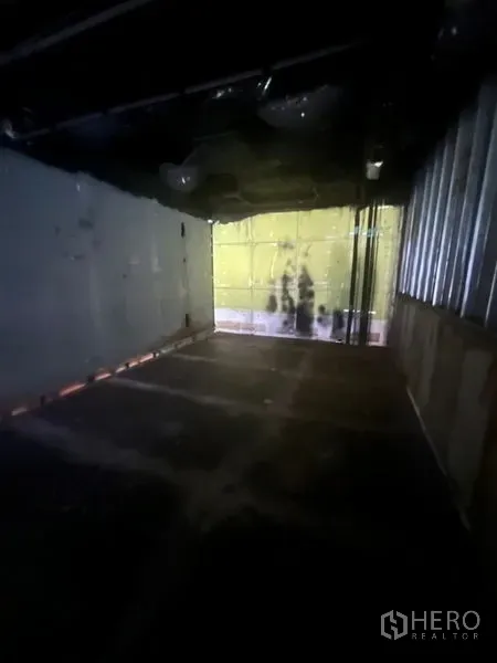 零售空间 出租在Bang Rak, Bangkok - 后室或夹层空间，带窗户，毛坯状态