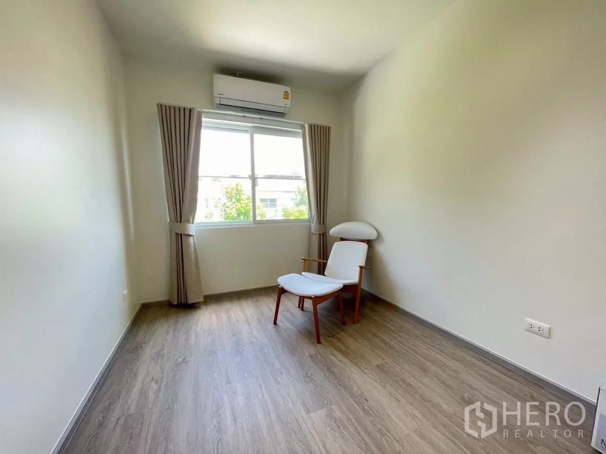 联排别墅 出租在Prawet, Bangkok - 多功能备用房，设窗与休闲椅，适合作为书房。