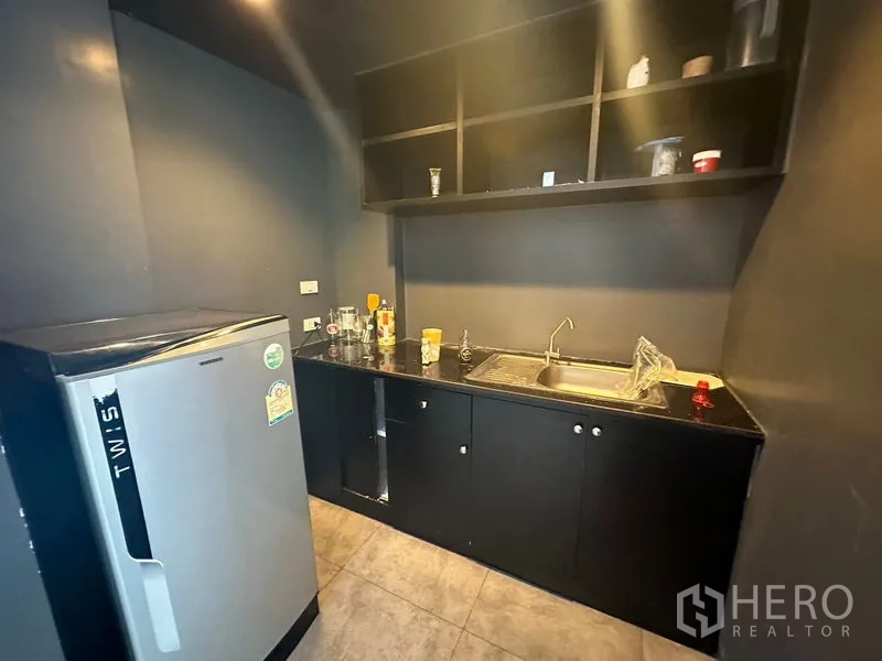 สำนักงานที่บ้าน ให้เช่าในPhra Khanong, Bangkok - มุมแพนทรี่ตู้ล่างสีดำ อ่างล้างจานและตู้เย็นในโฮมออฟฟิศ