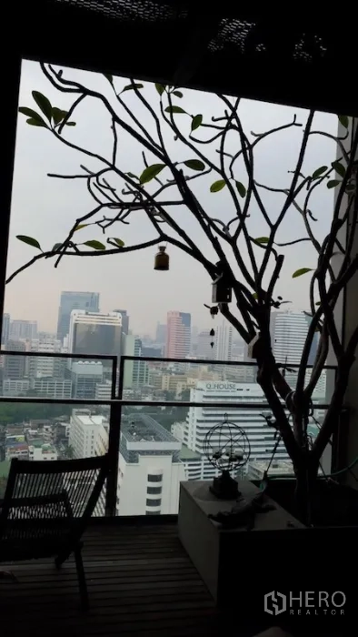 公寓 出租或出售在Sathon, Bangkok - 阳台摆放绿植，可观赏沙吞天际线。