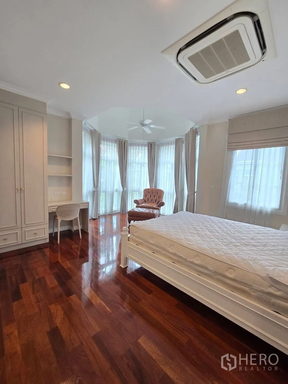 Detached House for rent in Bang Na, Bangkok - Bedroom with ceiling cassette air conditioner above the bed.