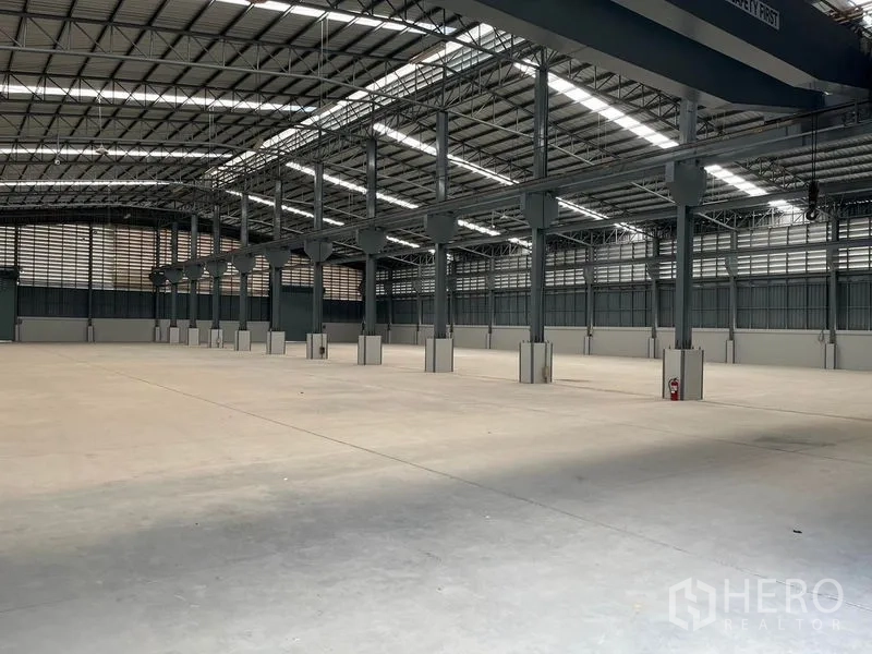 คลังสินค้า ให้เช่าในBang Phli, Samut Prakan - พื้นโกดังโล่งกว้าง โครงสร้างเหล็กแบบช่วงกว้าง มีแผ่นรับแสงธรรมชาติและพื้นคอนกรีตเรียบ