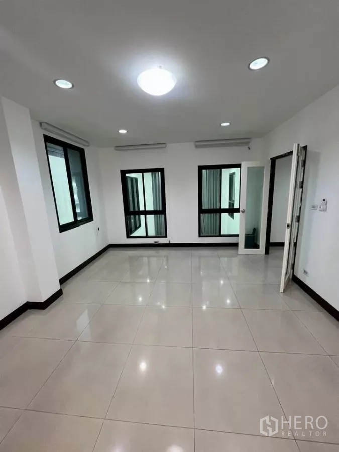 Home Office for rent in Wang Thonglang, Bangkok - Flexible workspace with multiple windows, bright tiles and a glass door.