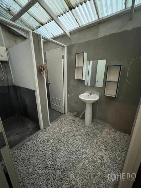 อาคารพาณิชย์ ให้เช่าหรือขายในWatthana, Bangkok - ห้องน้ำมีหลังคาโปร่งแสง อ่างล้างหน้าแบบขาตั้ง และพื้นกรวด