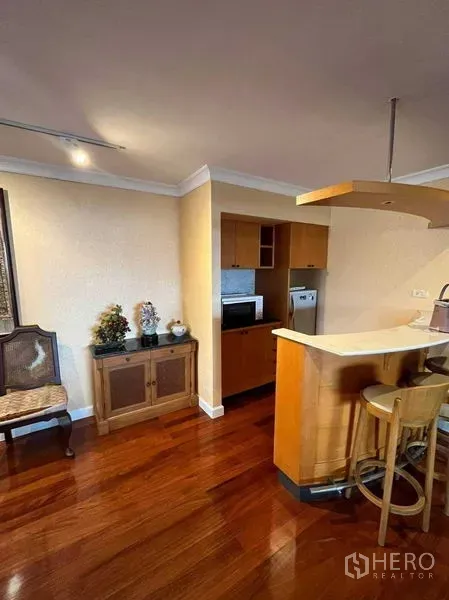 คอนโด ให้เช่าในWatthana, Bangkok - เคาน์เตอร์บาร์พร้อมสตูล ติดกับครัวขนาดกะทัดรัดและตู้บิลท์อิน