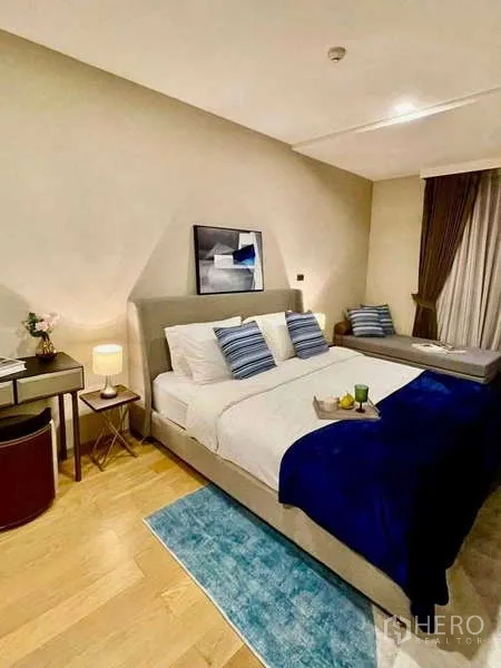 คอนโด ให้เช่าในWatthana, Bangkok - ห้องนอนหลักกว้าง เตียงคิงส์ไซส์ โต๊ะทำงาน พื้นไม้ และม่านบานใหญ่