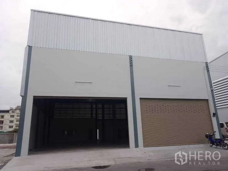 คลังสินค้า ให้เช่าในKhlong Toei, Bangkok - ด้านหน้าโกดังสมัยใหม่ พร้อมช่องโหลดสูงและประตูม้วนขนาดใหญ่
