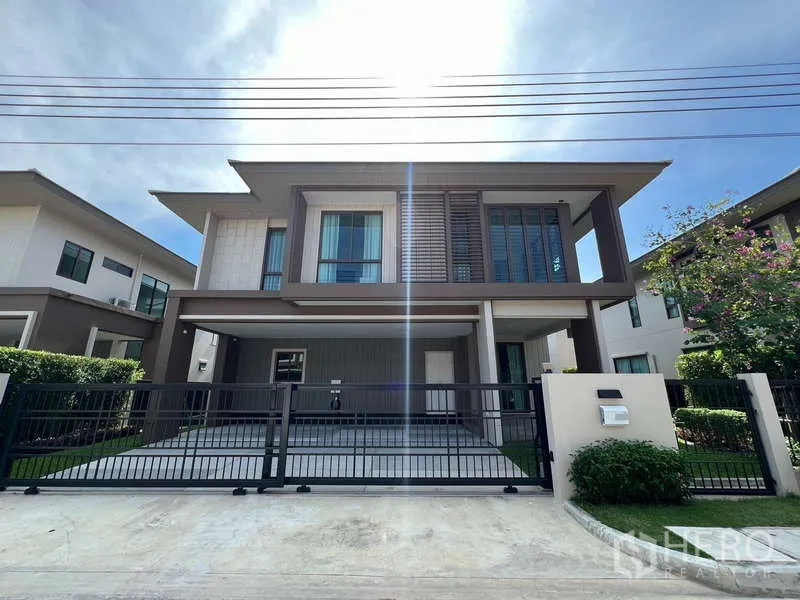Detached House for rent in Bang Kapi, Bangkok - Front elevation of the detached home with fence and driveway.