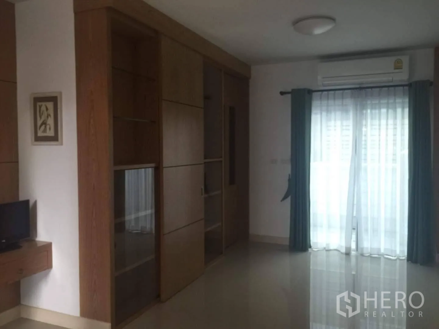 ทาวน์เฮาส์ ให้เช่าหรือขายในLat Phrao, Bangkok - ห้องนอน/ห้องทำงาน ตู้เก็บของเต็มผนัง เครื่องปรับอากาศ และผ้าม่านโปร่งสู่ระเบียง