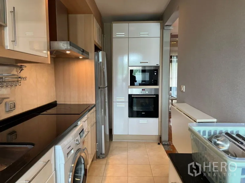 คอนโด ให้เช่าหรือขายในPhra Khanong, Bangkok - โถงครัวพร้อมตู้สูงและเตาอบกับไมโครเวฟบิวท์อิน