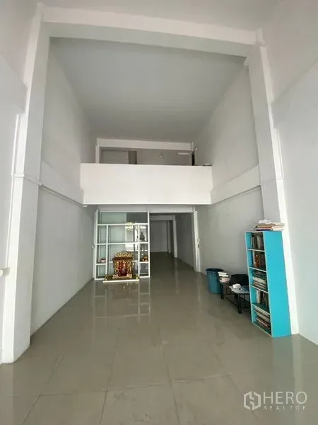 店屋 出租或出售在Suan Luang, Bangkok - 一层挑高大厅，光亮瓷砖地面，并带实用夹层。