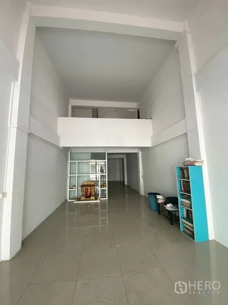 店屋 出租或出售在Suan Luang, Bangkok - 一层挑高大厅，光亮瓷砖地面，并带实用夹层。