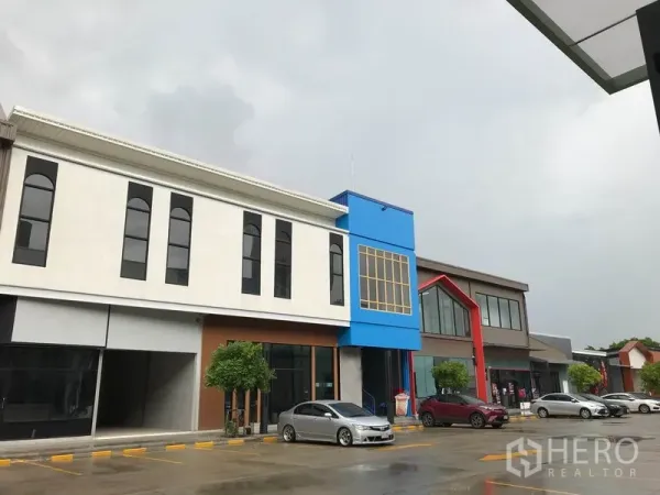 零售空间 出租在Bang Na, Bangkok - 邦那现代低层商业街外观，色彩立面，配套地面停车位。