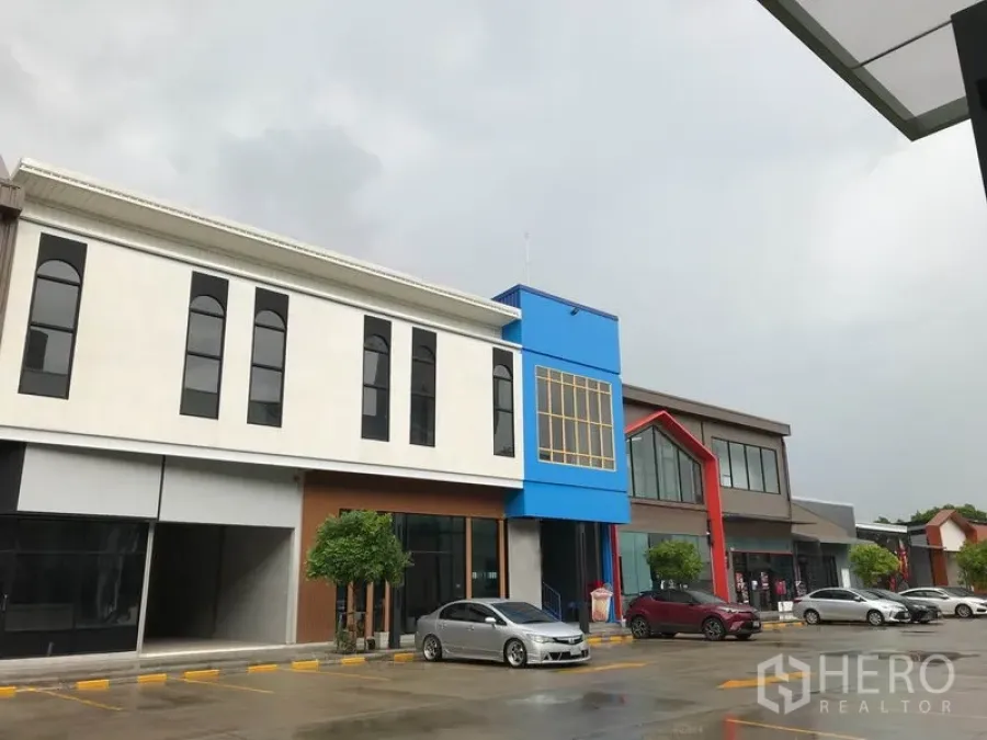 零售空间 出租在Bang Na, Bangkok - 邦那现代低层商业街外观，色彩立面，配套地面停车位。