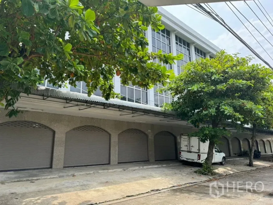 อาคารพาณิชย์ ให้เช่าในKhlong Toei, Bangkok - ด้านหน้าอาคารพาณิชย์พร้อมทางจอดรถและร่มเงาจากต้นไม้ใหญ่