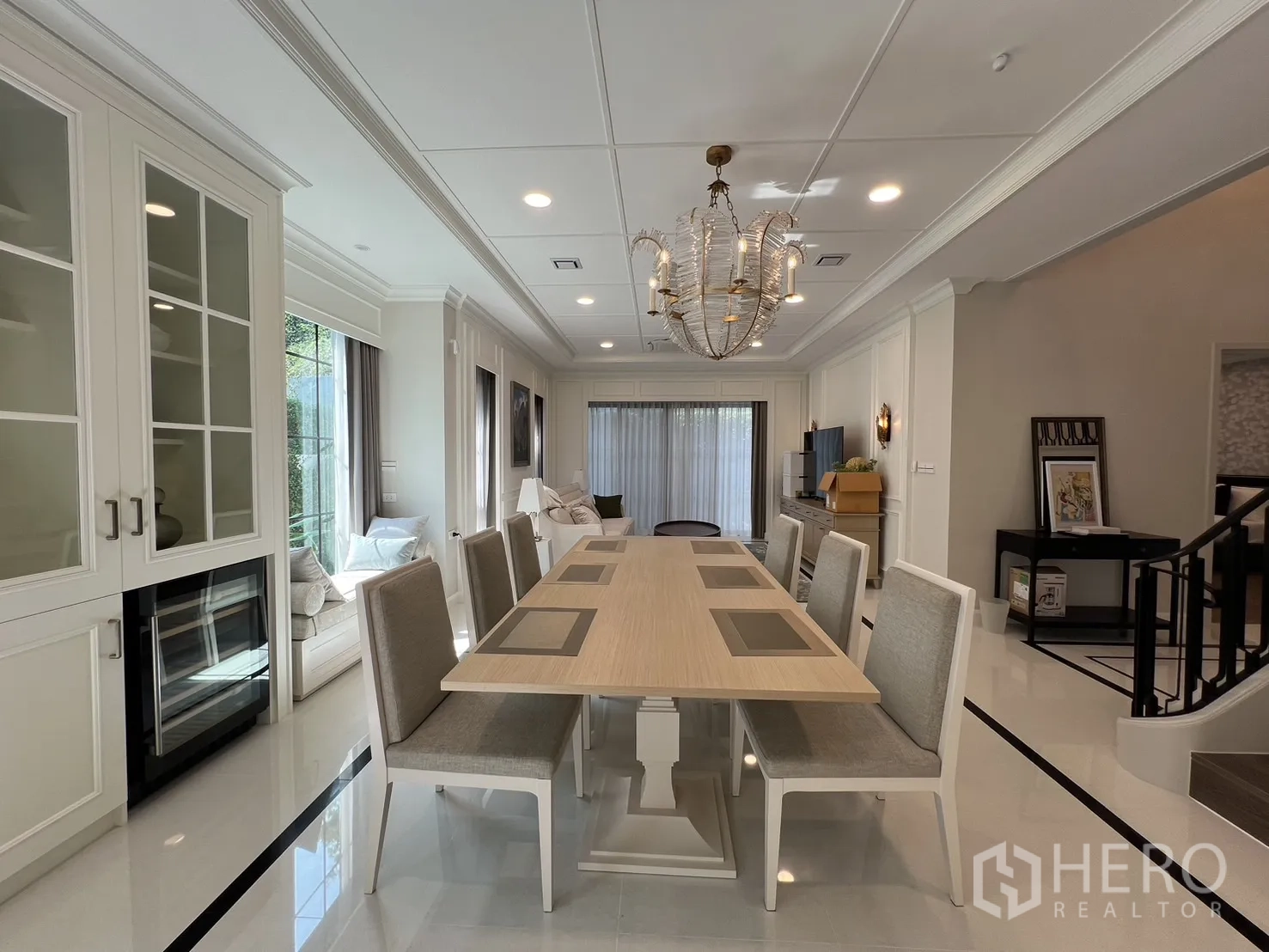 Detached House for rent in Saphan Sung, Bangkok - Elegant dining room with long table, chandelier and built‑in cabinets.