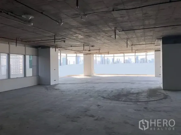 Office Space for rent in Bang Na, Bangkok - Bare-shell office floor with panoramic windows and Bangkok skyline views.
