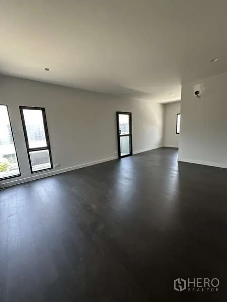 บ้าน ขายในLam Luk Ka, Pathum Thani - มุมมองเพิ่มเติมของโถงพักผ่อนชั้นบน มีหน้าต่างสูง