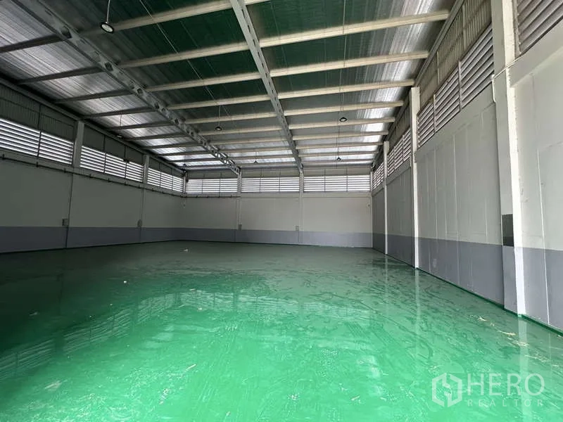 Factory for rent in Lam Luk Ka, Pathum Thani - Warehouse hall showing ventilated walls and bright high ceiling.
