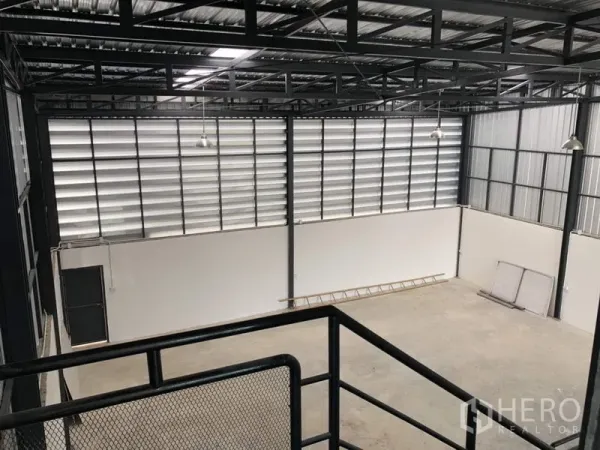 โรงงาน ให้เช่าหรือขายในLam Luk Ka, Pathum Thani - ภายในโกดังเพดานสูง โครงเหล็ก ช่องบานเกล็ดรับแสงและลม