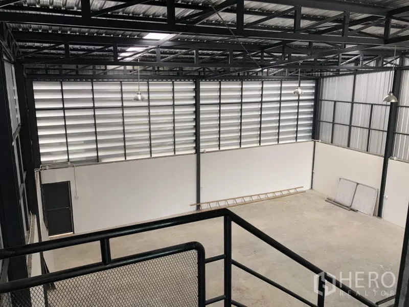 โรงงาน ให้เช่าหรือขายในLam Luk Ka, Pathum Thani - ภายในโกดังเพดานสูง โครงเหล็ก ช่องบานเกล็ดรับแสงและลม