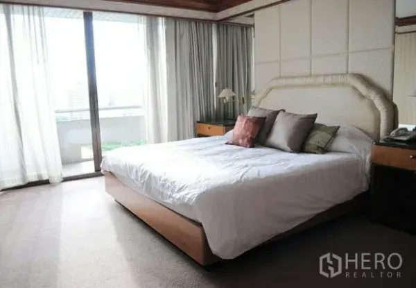 คอนโด ขายในPathum Wan, Bangkok - ห้องนอนสว่าง ประตูบานกระจกออกระเบียง พร้อมผ้าม่านและหัวเตียงบุนวม