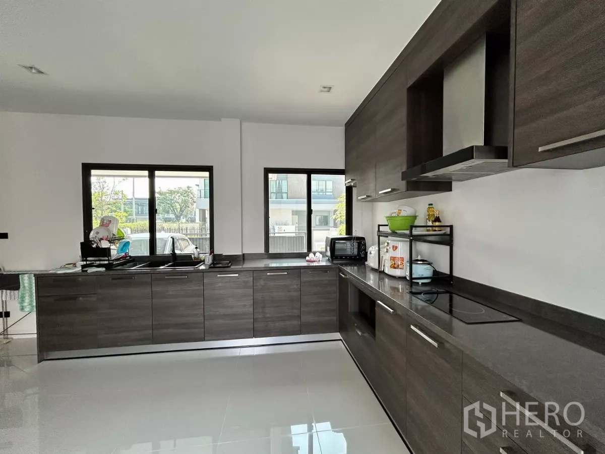 บ้าน ให้เช่าหรือขายในLat Krabang, Bangkok - ครัวแบบเปิด เคาน์เตอร์ยาว หน้าต่างขนาดใหญ่ เตาและฮูดบิลท์อิน.