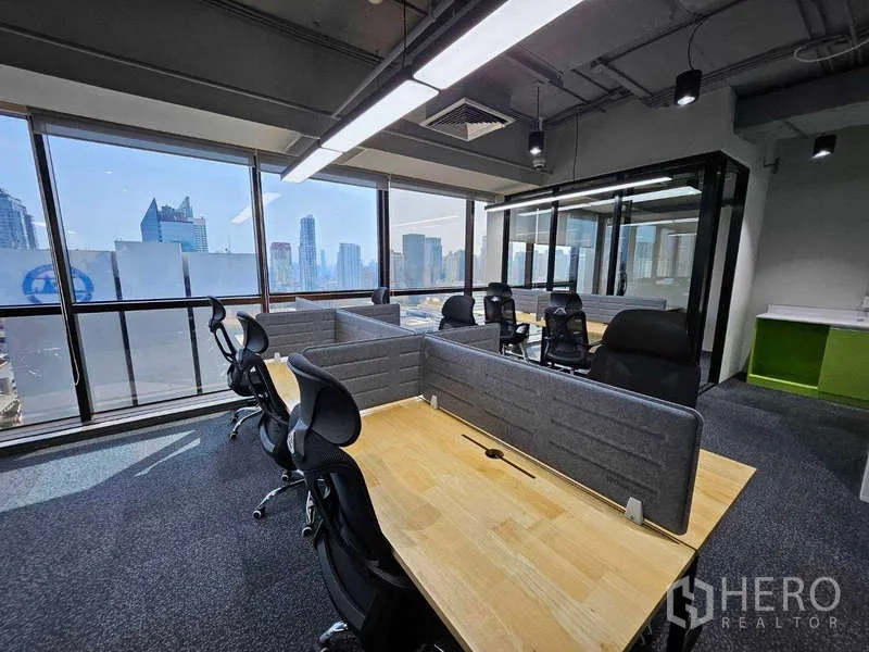 สำนักงาน ให้เช่าในRatchathewi, Bangkok - ออฟฟิศแปลนโอเพ่น พร้อมโต๊ะทำงานฉากกั้น มองเห็นวิวสกายไลน์ผ่านกระจกบานใหญ่