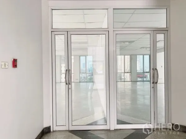 สำนักงาน ให้เช่าในChatuchak, Bangkok - ประตูกระจกคู่ทางเข้าออฟฟิศ มองเห็นพื้นที่ภายในและวิวเมือง