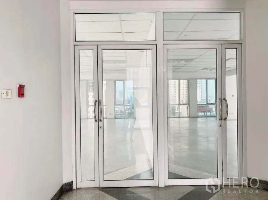 สำนักงาน ให้เช่าในChatuchak, Bangkok - ประตูกระจกคู่ทางเข้าออฟฟิศ มองเห็นพื้นที่ภายในและวิวเมือง