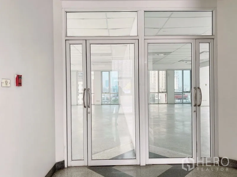 สำนักงาน ให้เช่าในChatuchak, Bangkok - ประตูกระจกคู่ทางเข้าออฟฟิศ มองเห็นพื้นที่ภายในและวิวเมือง