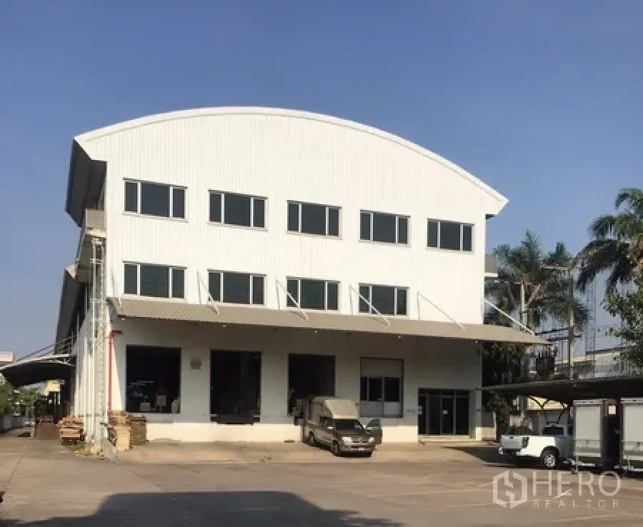 คลังสินค้า ให้เช่าในBang Phli, Samut Prakan - อาคารโกดังขนาดใหญ่พร้อมหน้าต่างสำนักงานและช่องโหลดสินค้าหลายจุดในบางพลี
