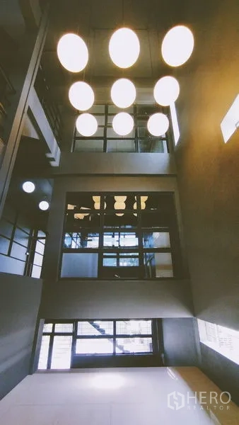 สำนักงานที่บ้าน ให้เช่าในChatuchak, Bangkok - มุมมองโถงกลางแสดงหลายชั้นพร้อมโคมไฟทรงกลม