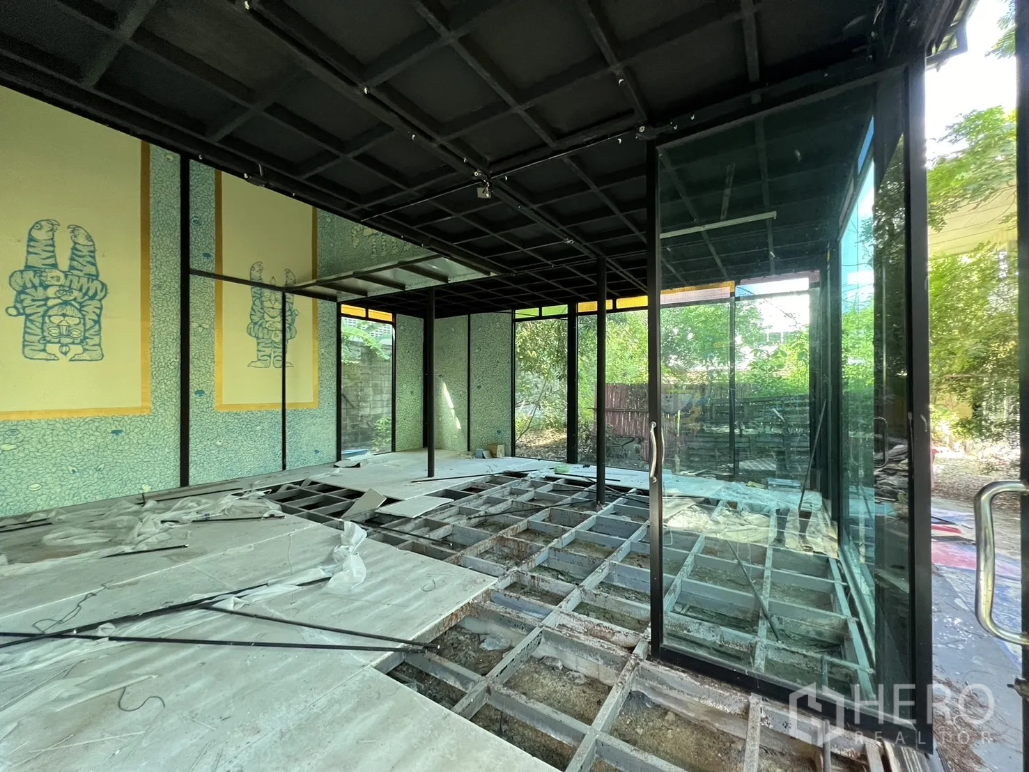 Detached House for rent in Watthana, Bangkok - Glass room with sliding doors and exposed floor structure.