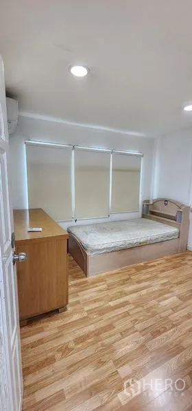 独立式住宅 出租在Lat Phrao, Bangkok - 一层大堂空间阔敞，吊顶筒灯与木楼梯。