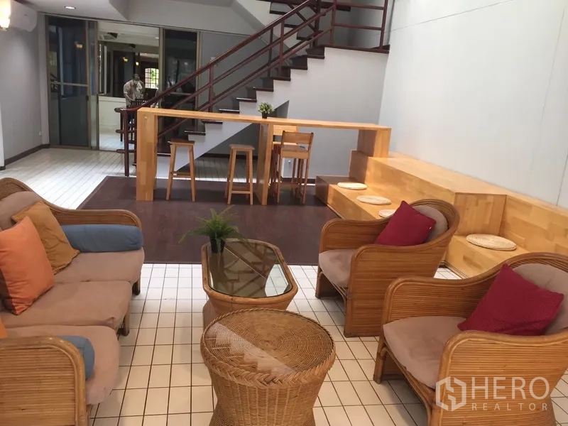 ทาวน์เฮาส์ ให้เช่าในWatthana, Bangkok - มุมนั่งเล่นอบอุ่น เฟอร์นิเจอร์หวาย เคาน์เตอร์บาร์ และพื้นกระเบื้อง