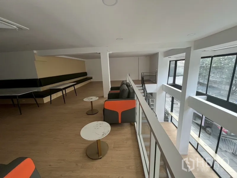 零售空间 出租在Watthana, Bangkok - 夹层休息区，配沙发、长条卡座与小圆几