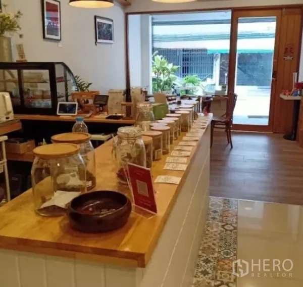 อาคารพาณิชย์ ให้เช่าในWatthana, Bangkok - ภาพใกล้เคาน์เตอร์ไม้พร้อมขวดโชว์ หันสู่กระจกหน้าร้าน