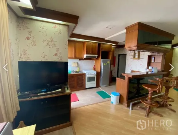 คอนโด ขายในWatthana, Bangkok - พื้นที่นั่งเล่นเชื่อมครัว มุมทีวีและเคาน์เตอร์บาร์ไม้ ในคอนโด D.S. Tower 2