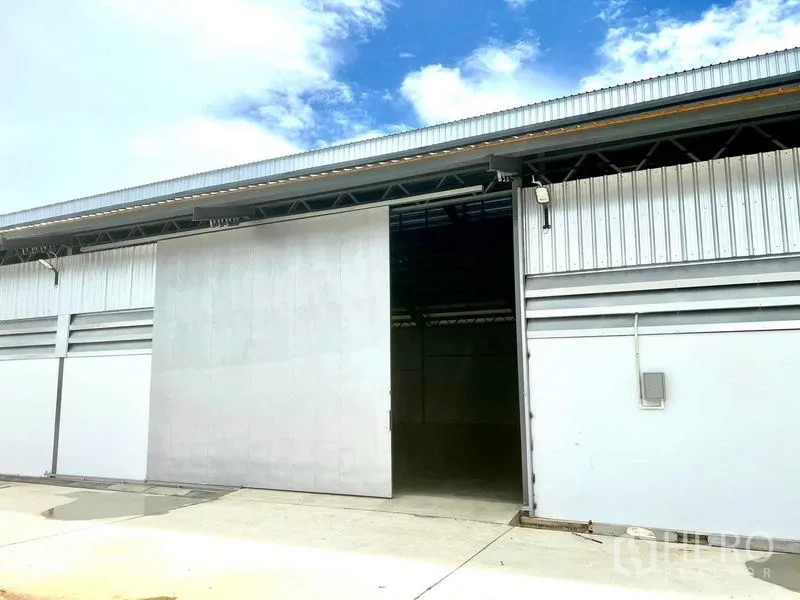 คลังสินค้า ให้เช่าในMueang Samut Prakan, Samut Prakan - ทางเข้าโกดัง ประตูบานเลื่อนขนาดใหญ่ และพื้นที่โหลดของมีหลังคา