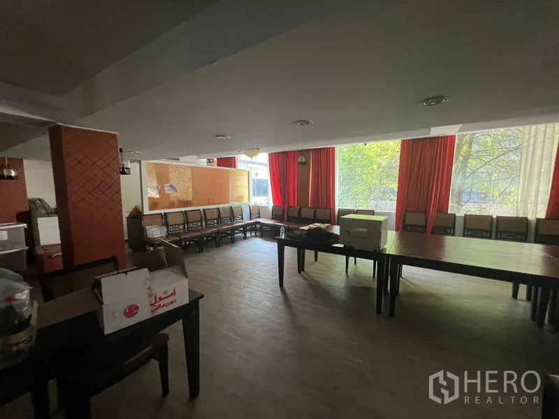 零售空间 出租或出售在Khlong Toei, Bangkok - 大型功能厅，长排座椅、窗帘与临窗景观。