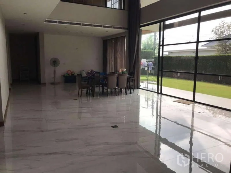 Detached House for rent in Bang Phli, Samut Prakan - Open-plan dining space with marble tiles facing a private garden