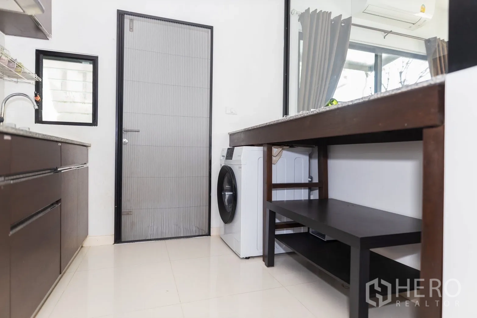 Townhouse for rent in Bang Phli, Samut Prakan - Kitchen service zone with washing machine and side door.