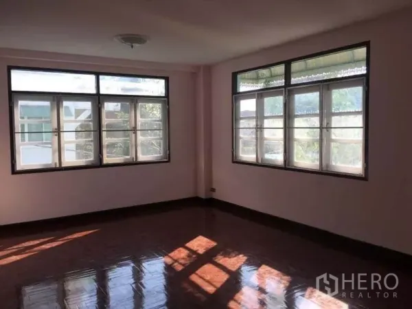 บ้าน ให้เช่าในChatuchak, Bangkok - ห้องมุมมีหน้าต่างสองด้าน พื้นไม้สีเข้ม